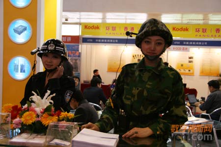 全副武裝的美女颯爽英姿