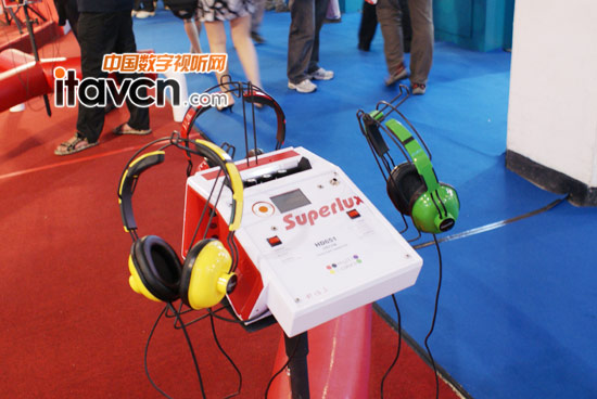 palm 2011:五彩繽紛的耳機,聽著效果更佳
