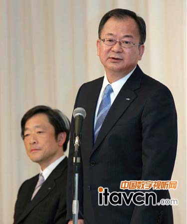 夏普社長片山干雄(左)與下任社長奧田隆司出席新聞發布會