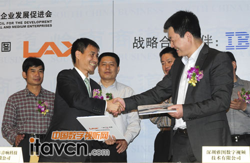 雅圖董事長謝敬(右)與銳豐音響王銳祥(左)交換簽約協(xié)議