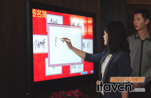 嘉賓正在體驗雅圖產品