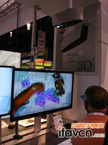 液晶屏+投影同步輸出演繹3D效果