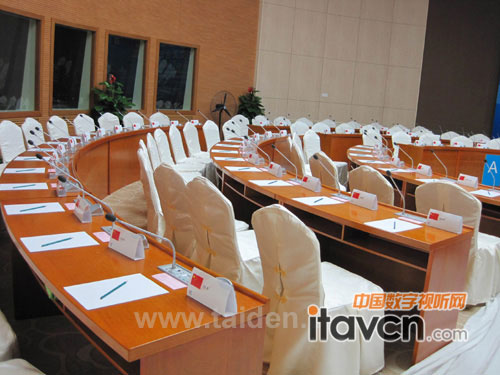 150人國際會議廳(嵌入式安裝了150席HCS-4100系列全數(shù)字會議單元)