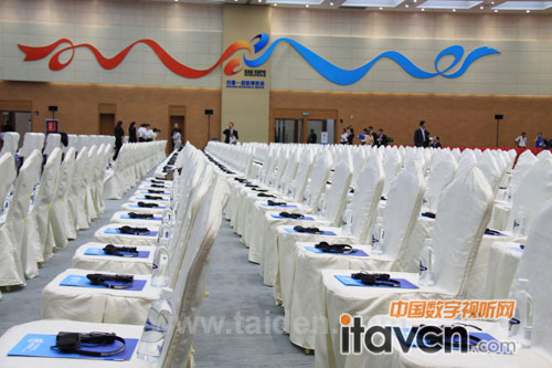 1500人會議大廳(共配備1500席HCS-5100系列數(shù)字紅外同傳設(shè)備)