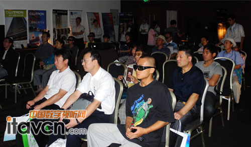 展會現場觀眾人潮如織