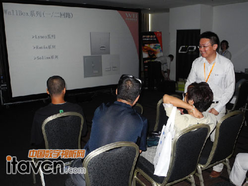 網庭影音機構路創技術工程師朱仁達與大家互動解答問題