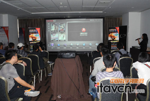 航天數字傳媒的銷售經理王艷平為大家介紹“衛星影院”