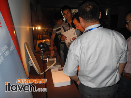 大家對“衛星影院”設備十分感興趣,紛紛圍觀詢問