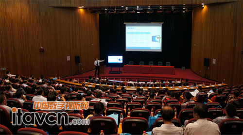 黃明寒副總經(jīng)理在報(bào)告廳做專題報(bào)告