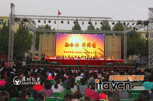 LED屏幕平民化 LED高科技現身小學校慶