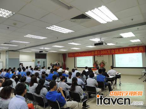 �������Ї���1000�f�_ͶӰ�C�����¾�