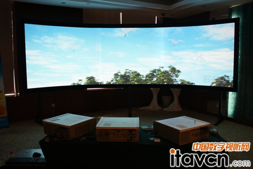 3臺ASK E2工程機(jī)拼接投射弧形畫面