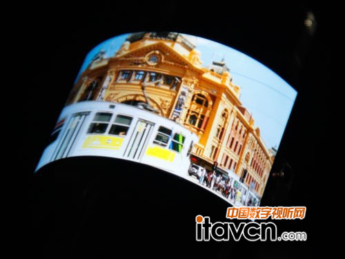 夏普CES展出4.3英寸可彎折柔性O(shè)LED屏幕