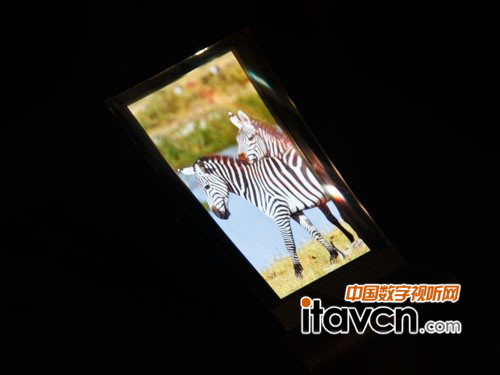 夏普CES展出4.3英寸可彎折柔性O(shè)LED屏幕