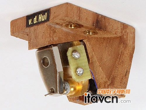 范登豪推出全新“純金”唱頭Crimson