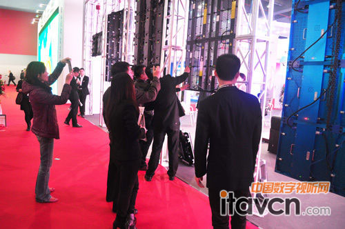 2013年廣州國際LED展,中祥創(chuàng)新設計新穎獨特的產(chǎn)品吸引客戶眼球