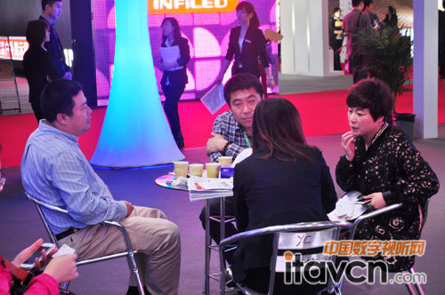 2013年廣州國際LED展,中祥創(chuàng)新總裁錢逢濤親臨現(xiàn)場與客戶商談合作項目