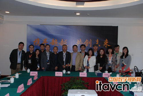 優(yōu)質(zhì)經(jīng)銷商合影留念