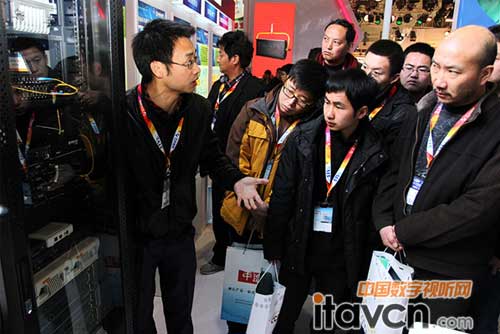 三奧股份技術人員為參觀者介紹產品