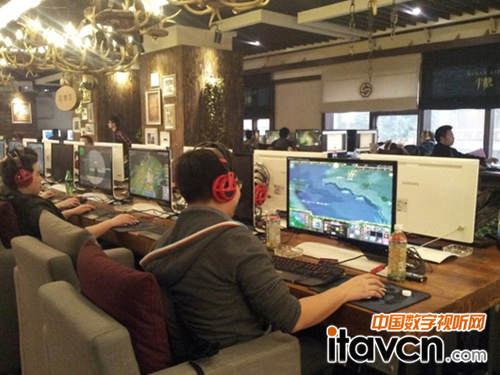 網吧經營需創新 三星顯示器助半糖網吧展現時尚風