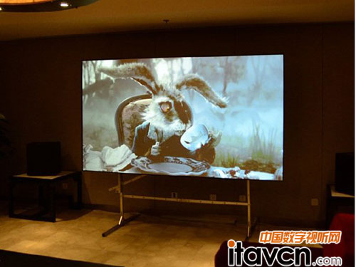 即使遮光條件不佳,SI幕布的畫面表現(xiàn)依然可圈可點(diǎn)