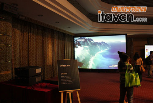 麗訊專業工程機D8800雙機堆疊200寸全高清畫面