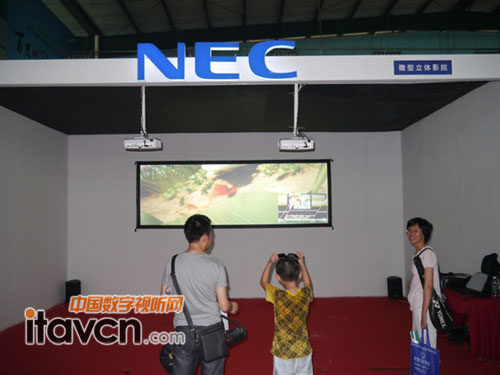 與會者親身體驗NEC PE401H+微型主動3D方案