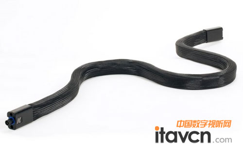 KAN200蛇形音箱是由意大利品牌K-array設計的,是一款細長細長的蛇形音箱