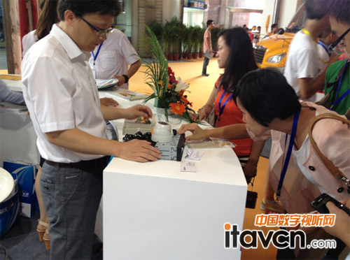 現場觀眾對大華車載產品饒有興趣