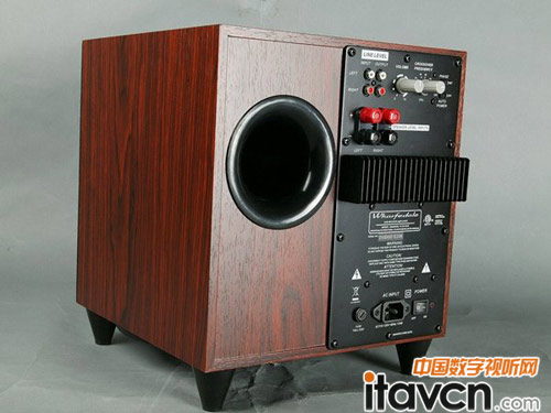 該款超低音采用了相對特殊的配置:將低音反射孔設于背板處