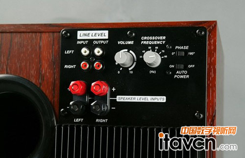 低音發自裝設在底部的長沖程單體,因此箱體原先就安裝好相當高度的腳錐