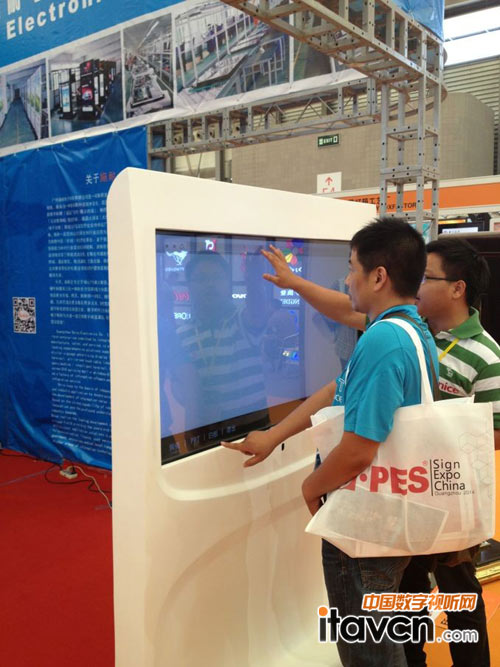 55寸智訊通移動式觸控一體機