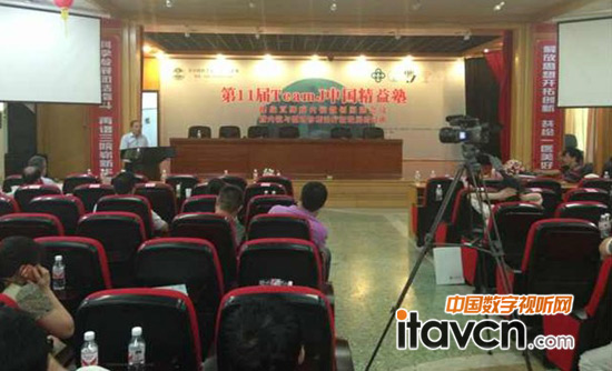 圖-手術(shù)緊張的進(jìn)行中