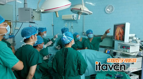 圖-采用雙內(nèi)窺鏡進(jìn)行直腸癌腫瘤切除