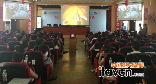 圖-醫(yī)院報(bào)告廳200多位醫(yī)師正在觀摩手術(shù)直播