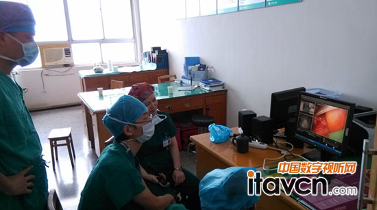 圖-護(hù)士間的醫(yī)師們正在遠(yuǎn)程觀摩手術(shù)