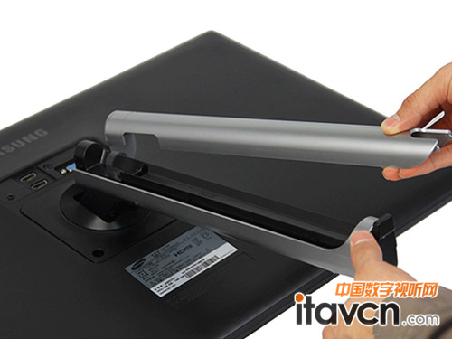 三星擎天S27C750P顯示器支架上帶有隱藏式束線設計