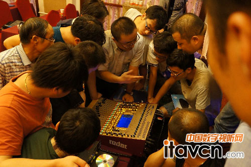 現(xiàn)場(chǎng)演示及交流