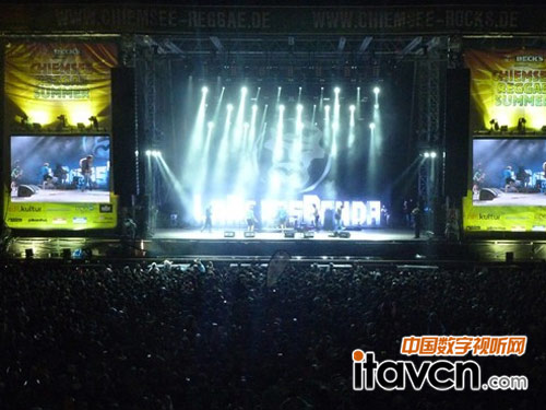 LED�@ʾ��High��Chiemsee Rocks�F��