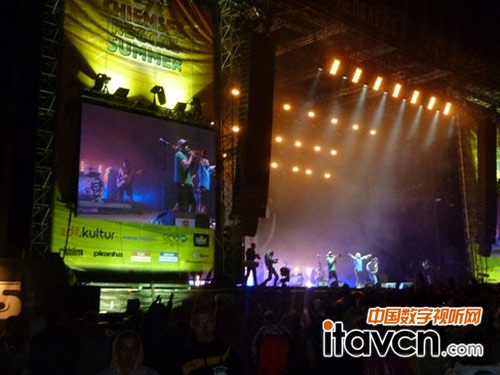 LED�@ʾ��High��Chiemsee Rocks�F��