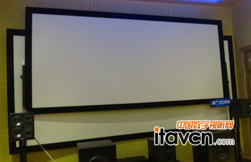 展會(huì)現(xiàn)場(chǎng)億立AcousticPro-4K 透聲投影幕 PVR138WH1W-A4K