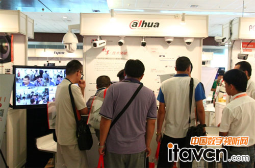 現(xiàn)場觀眾對大華產(chǎn)品饒有興趣