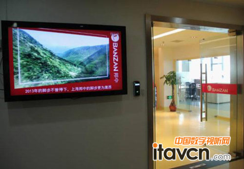 邦中前臺壁掛的一臺SY5509廣告機,美觀、大氣,它主要用以播放公司形象宣傳片