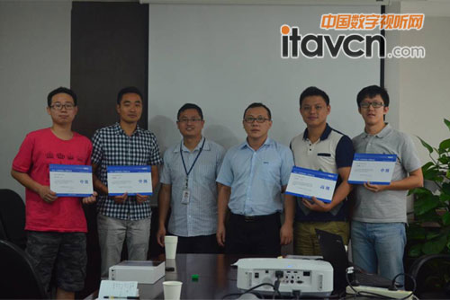 NEC為優(yōu)秀學(xué)員頒發(fā)證書和獎品