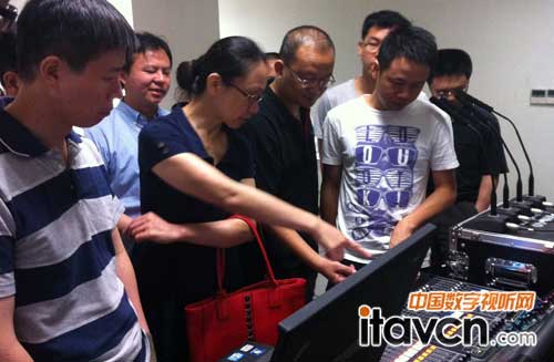 傳新科技副總經(jīng)理溫瑞明先生正在對(duì)產(chǎn)品進(jìn)行詳細(xì)介紹