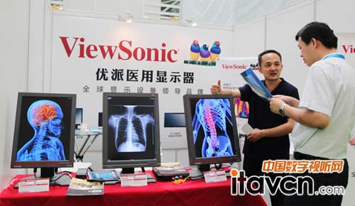 優(yōu)派現(xiàn)場工作人員在與參展人士進(jìn)行深討