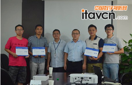 NEC為優(yōu)秀學員頒發(fā)證書和獎品