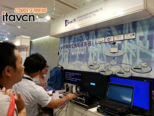 銳取IP網絡交換矩陣系統在第八屆GDSF論壇上以其獨特的功能屬性引得駐足觀看