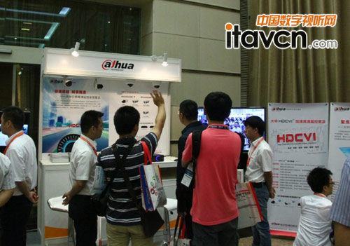 觀眾現場體驗大華HDCVI產品效果