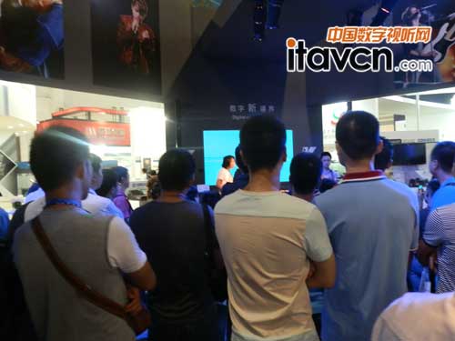 森海塞爾全線數(shù)字系統(tǒng)演出現(xiàn)場人潮洶涌